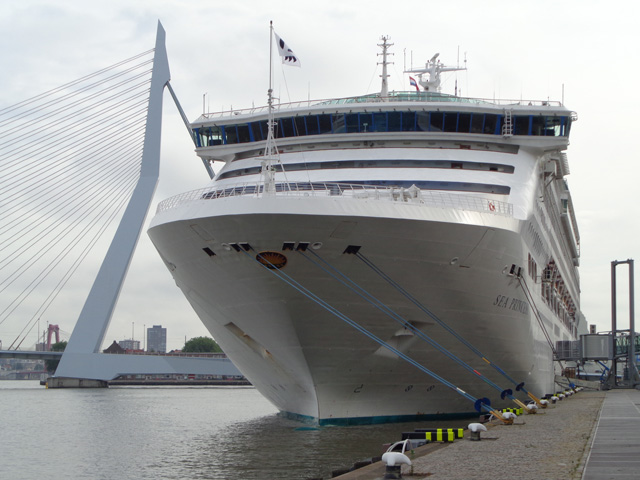 Cruiseschip ms Sea Princess van Princess Cruises aan de Cruise Terminal Rotterdam